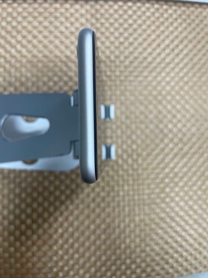 iPhone SE 第3世代 64 GB スターライトSIMフリー【4201】