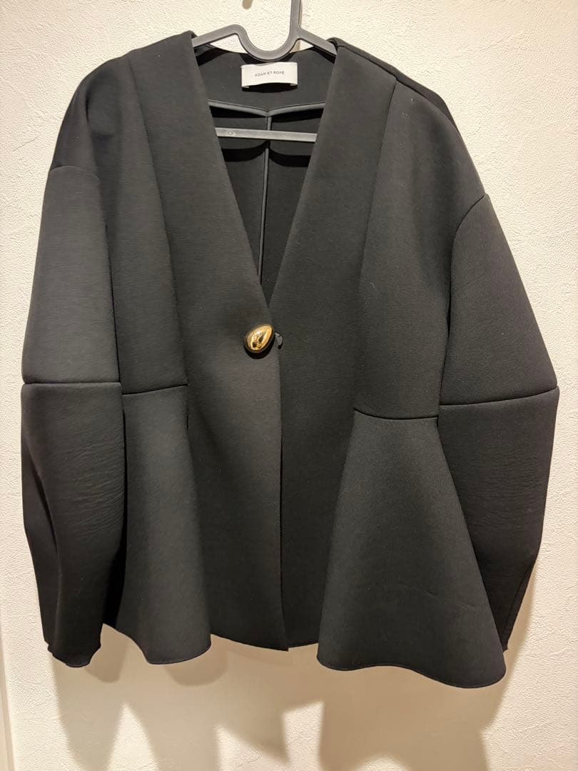 アダムエロペ　【洗える】エッグブローチ付きペプラムカーディガン