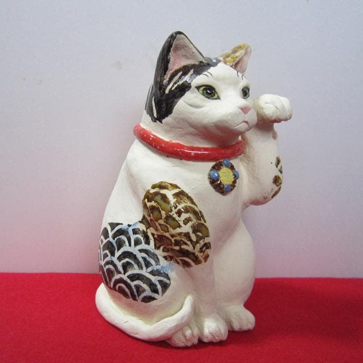 招き猫　作家　新品　三毛猫　青海波模様　陶器　縁起物　置物