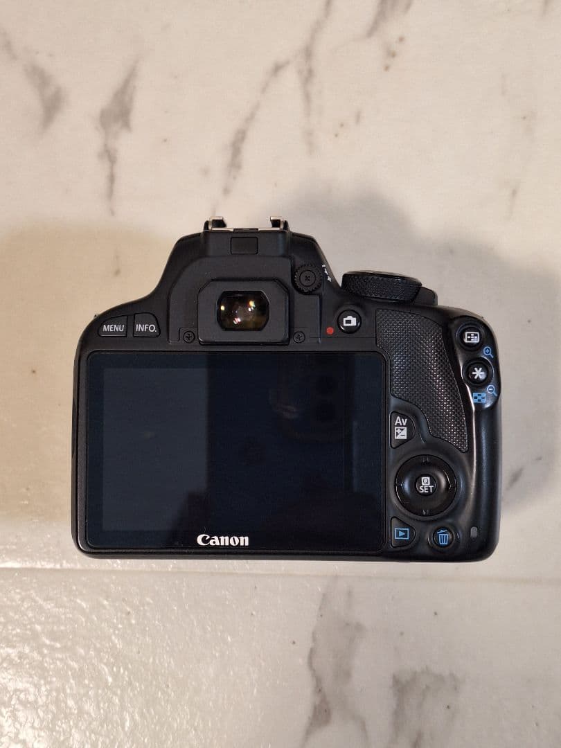 【週末限定お値下げ中！】Canon Kiss X7 デジタル一眼レフカメラ