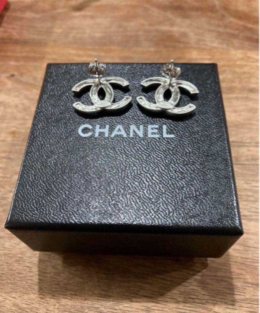 【期間限定15%オフ】CHANEL シルバー ロゴピアス （片耳）