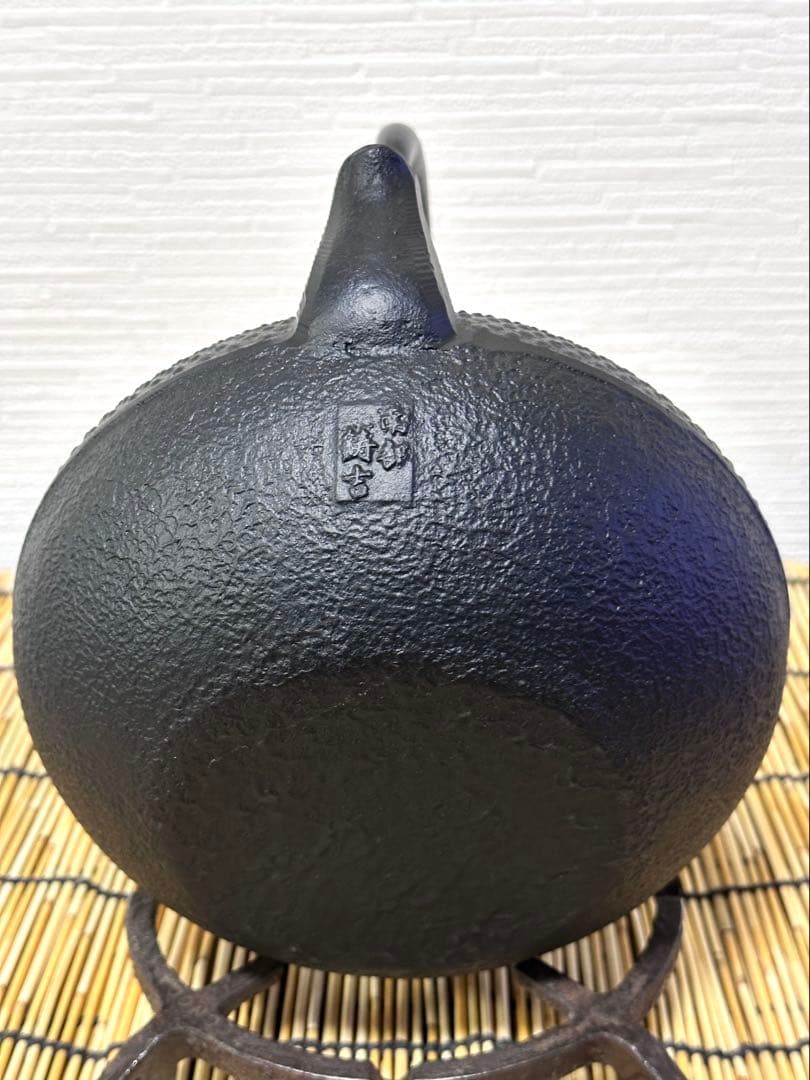 未使用品、栞付　南部運南堂鍋元造　南部鋳吉銘１５型アラレ　南部鉄瓶　南部鉄器