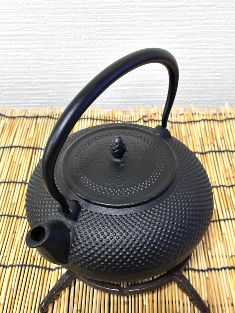 未使用品、栞付　南部運南堂鍋元造　南部鋳吉銘１５型アラレ　南部鉄瓶　南部鉄器