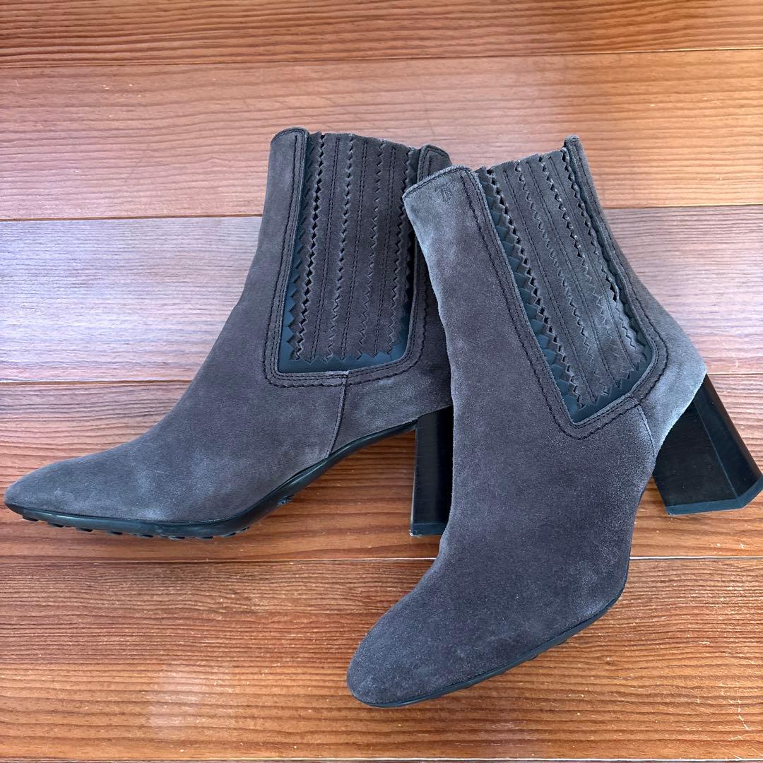 ほぼ未使用 トッズ ショートブーツ グレー スエード38