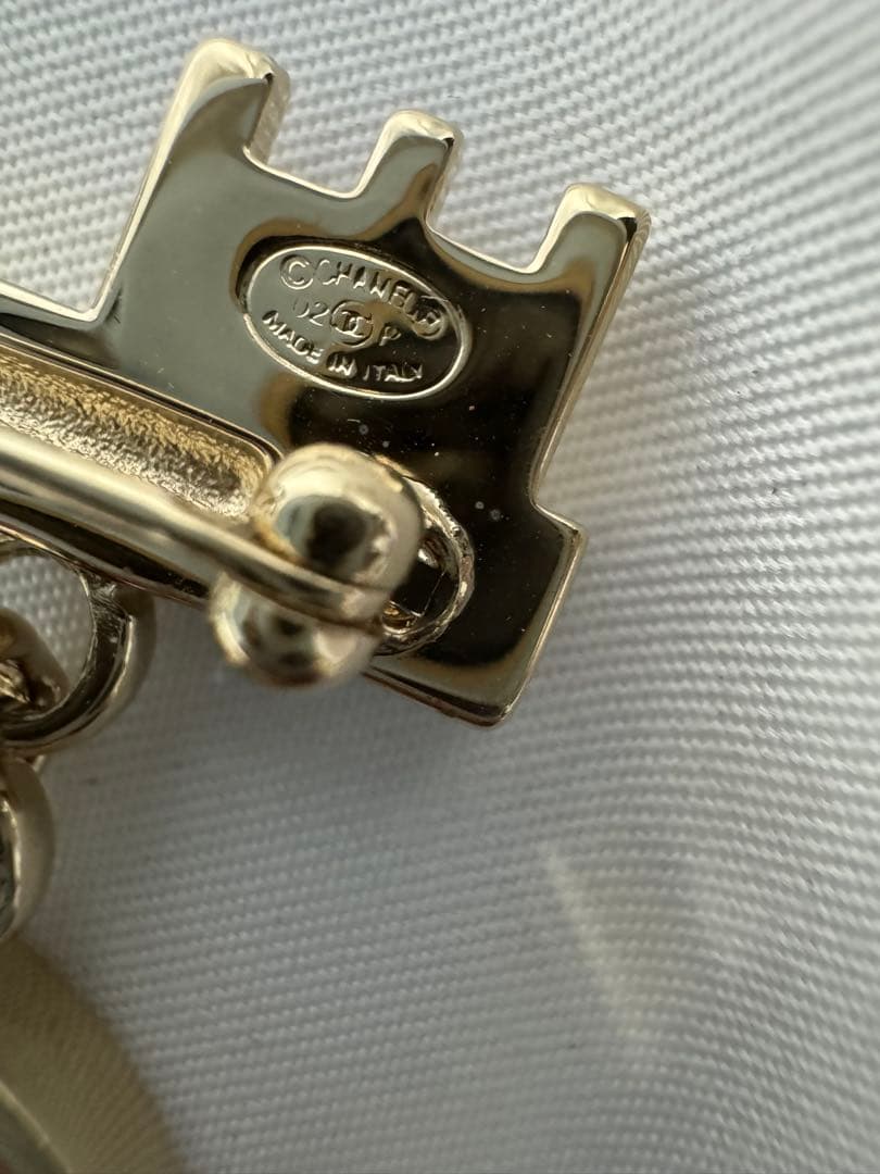 CHANELシャネル ラインストーンゴールド 金 ピンク メタル ブローチ袋付き