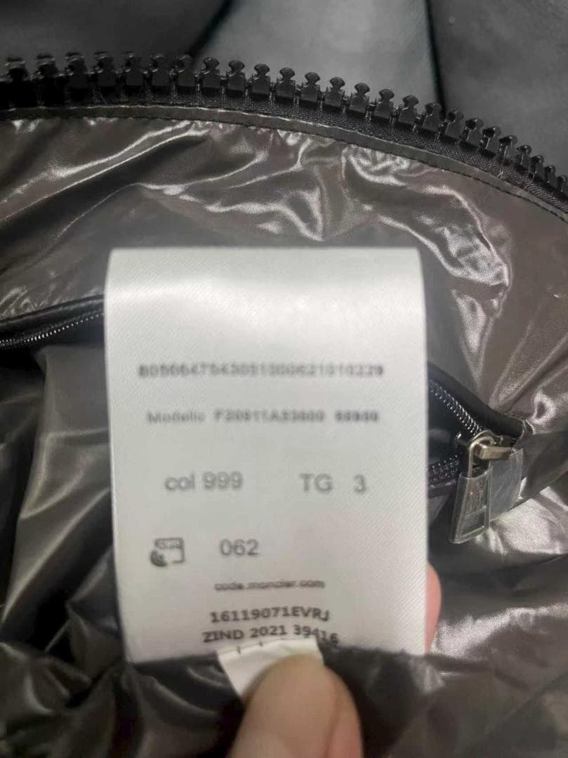 MONCLER ブラック フード付きダウンジャケット