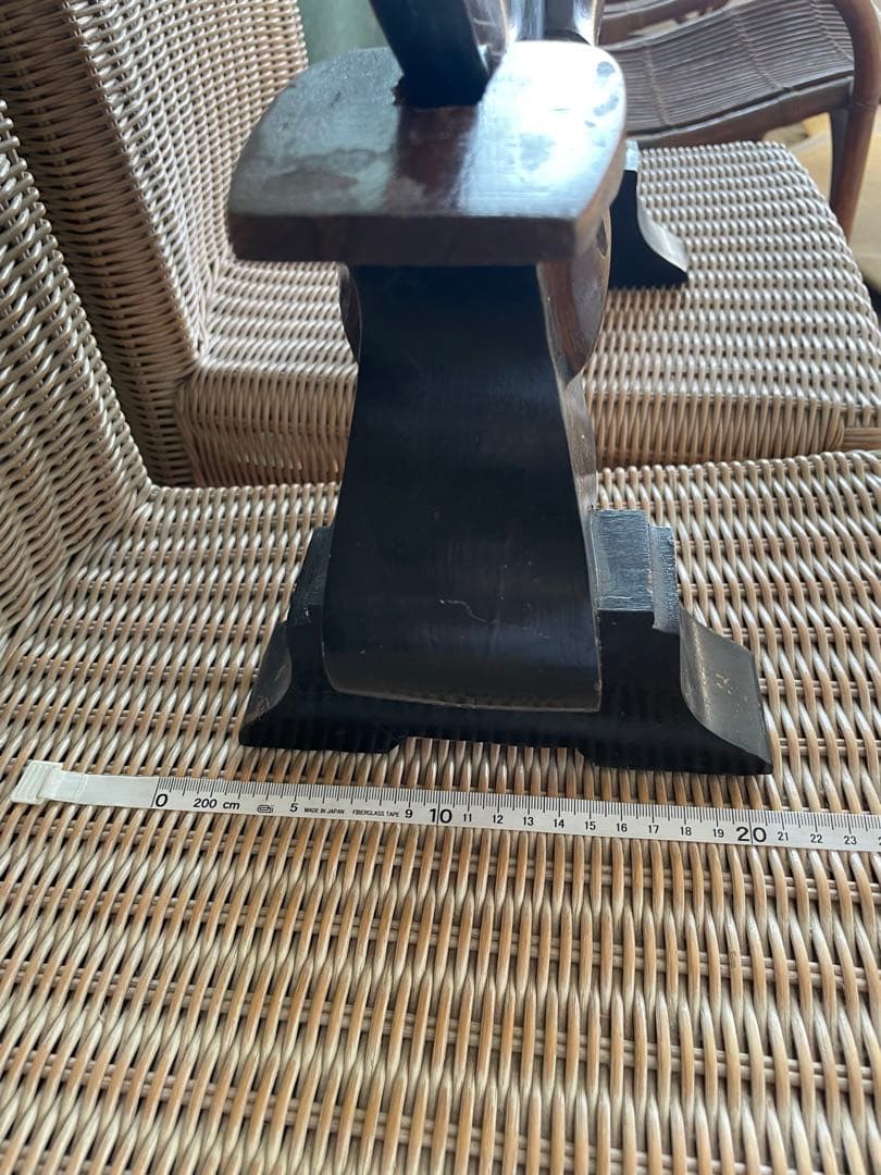 庵治石　石の龍　龍の彫刻　ドラゴン絵柄の円形置物　直径61㎝　高さ78㎝　木製台