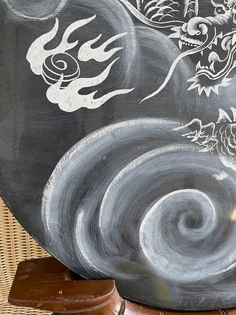 庵治石　石の龍　龍の彫刻　ドラゴン絵柄の円形置物　直径61㎝　高さ78㎝　木製台