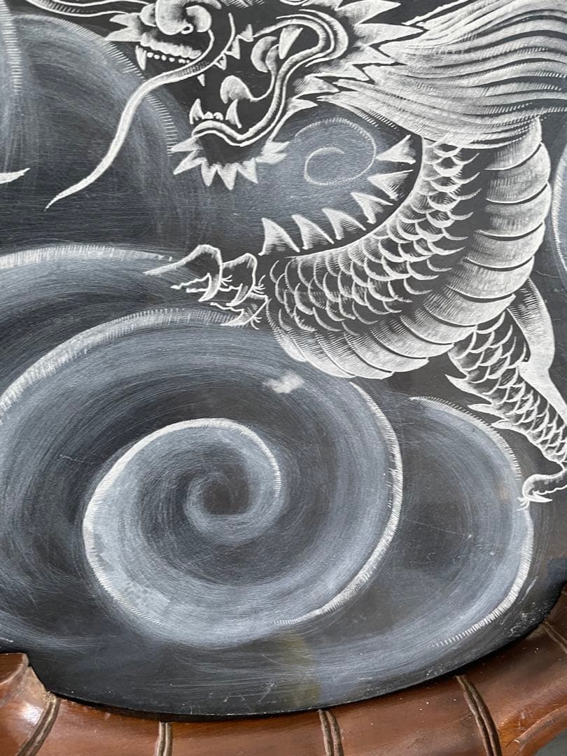 庵治石　石の龍　龍の彫刻　ドラゴン絵柄の円形置物　直径61㎝　高さ78㎝　木製台