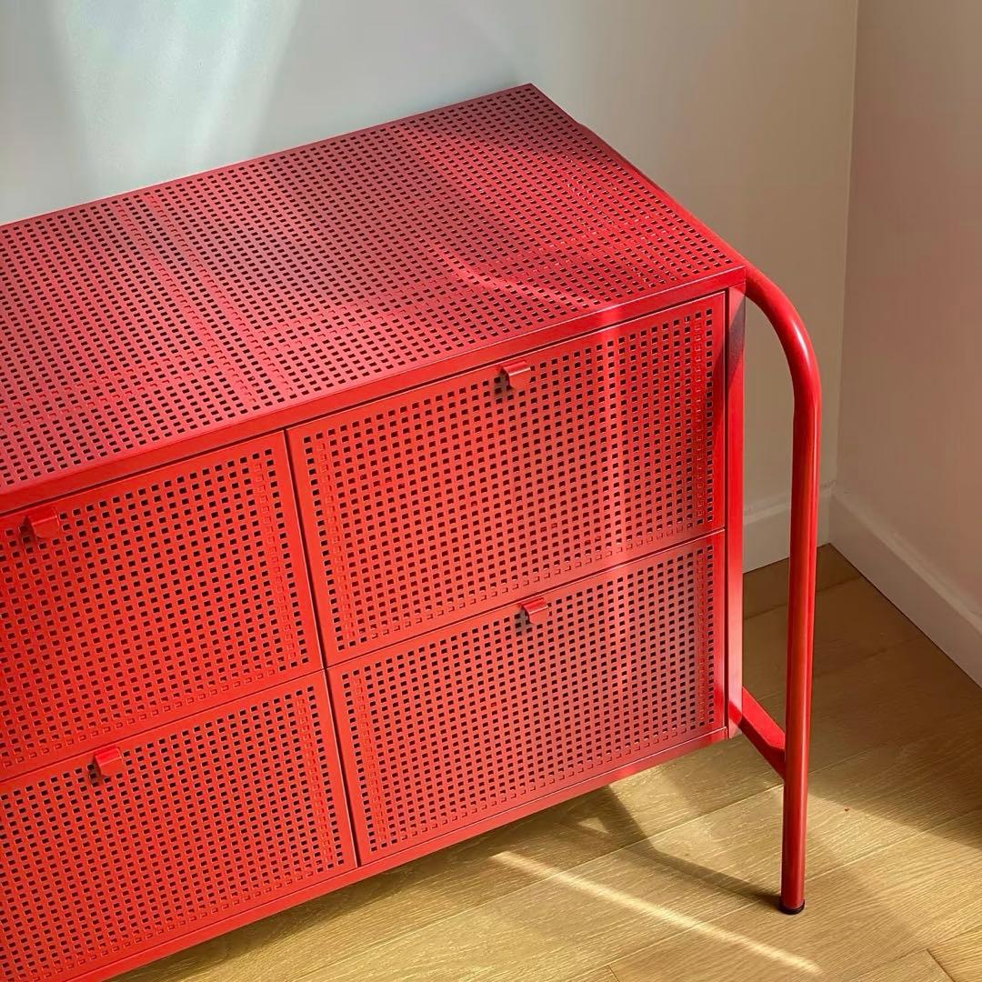 オシャ　　IKEA NIKKEBY 赤い金属製4段引き出しタンス