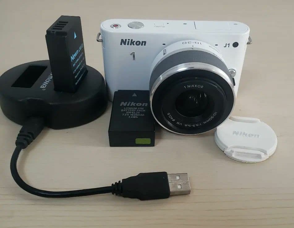 ★美品　Nikon1 J1　ミラーレス一眼カメラ　標準ズームレンズ　ホワイト