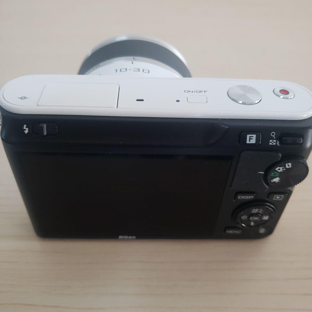 ★美品　Nikon1 J1　ミラーレス一眼カメラ　標準ズームレンズ　ホワイト