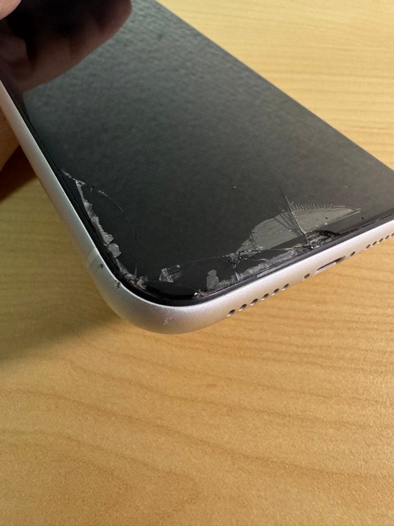 Apple iPhone XR ホワイト 画面ひび割れあり