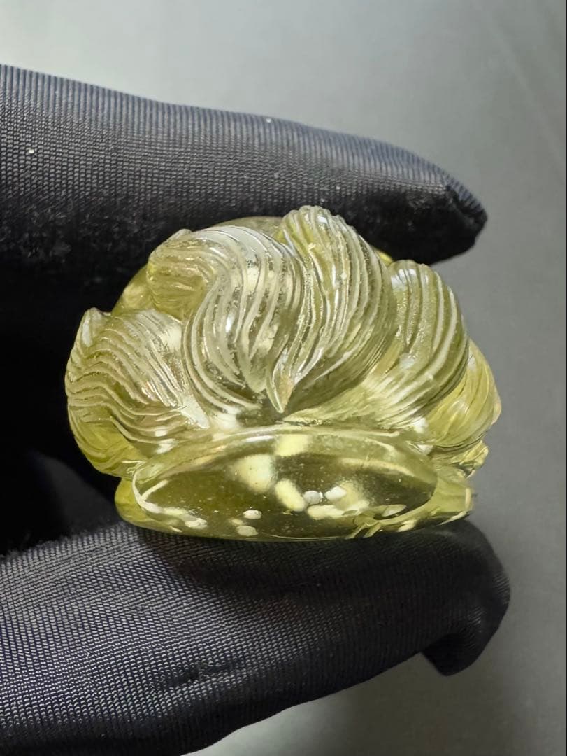 リビアングラス　九尾の狐 手彫り 置物