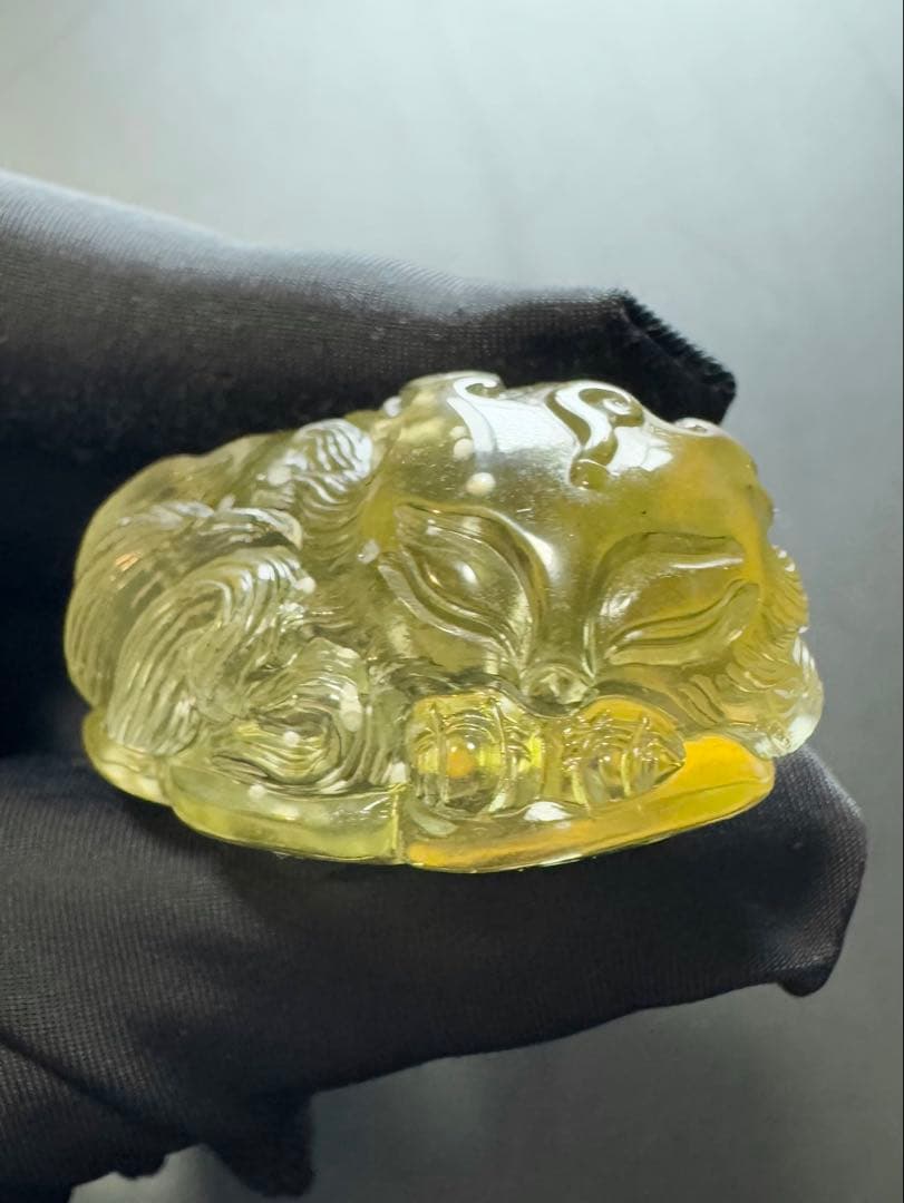 リビアングラス　九尾の狐 手彫り 置物