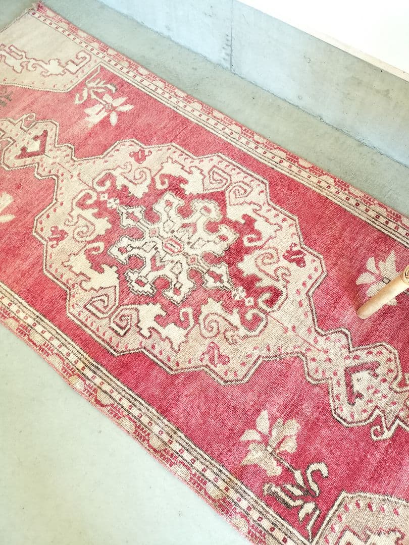 大きめ/希少/レッドとベージュのアヴァノスラグ　ヴィンテージラグNo.734