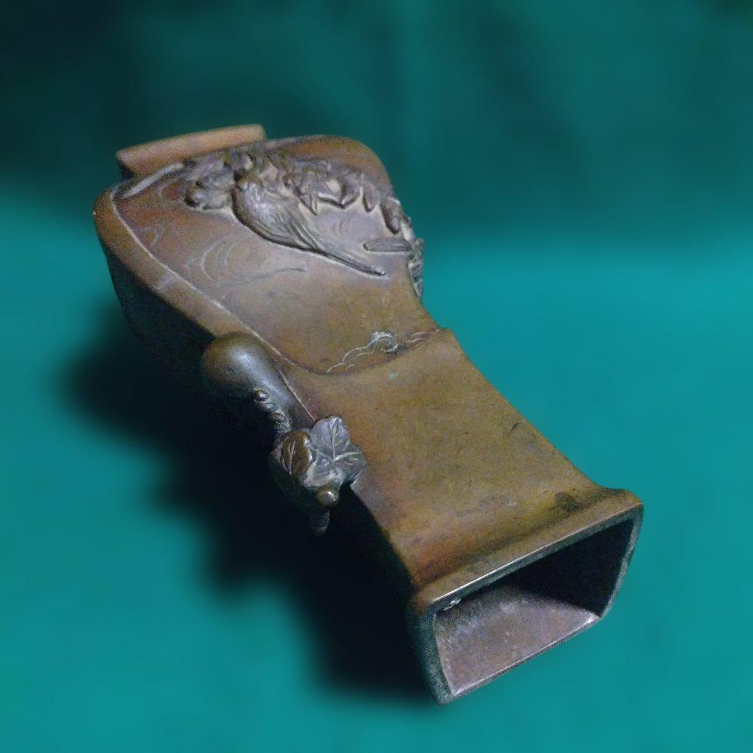 青銅製の花瓶 鳥と波の彫刻　菱形