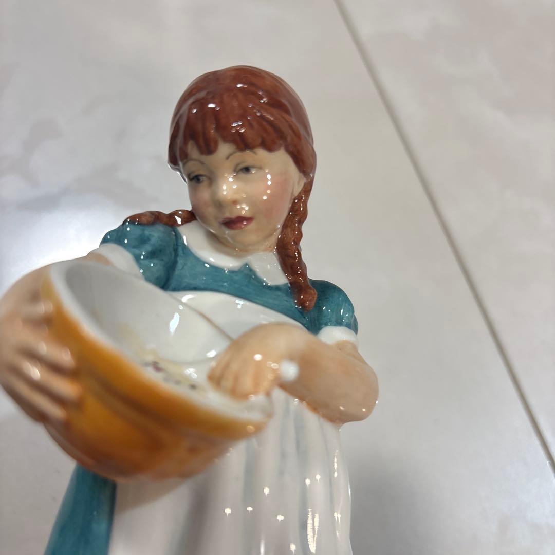 RoyaI DouIton ロイヤルドルトン少女と猫の陶器製置物 約20cm