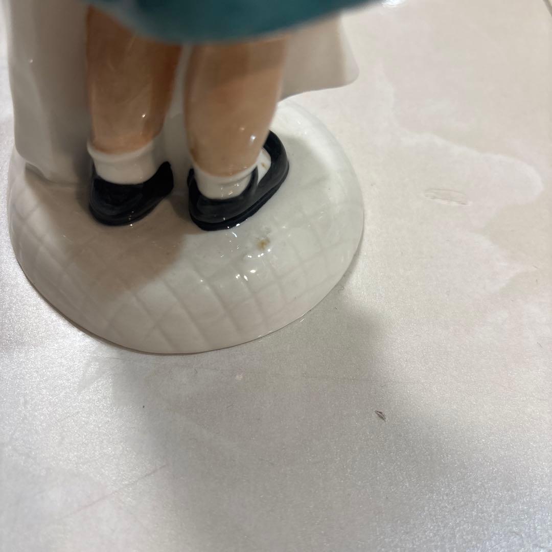 RoyaI DouIton ロイヤルドルトン少女と猫の陶器製置物 約20cm