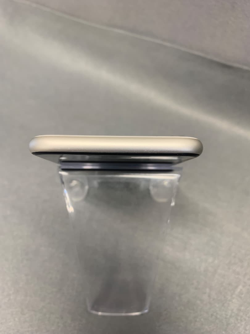 美品　国内版　SIMフリー　iPhone SE第三世代　64GB　スターライト色