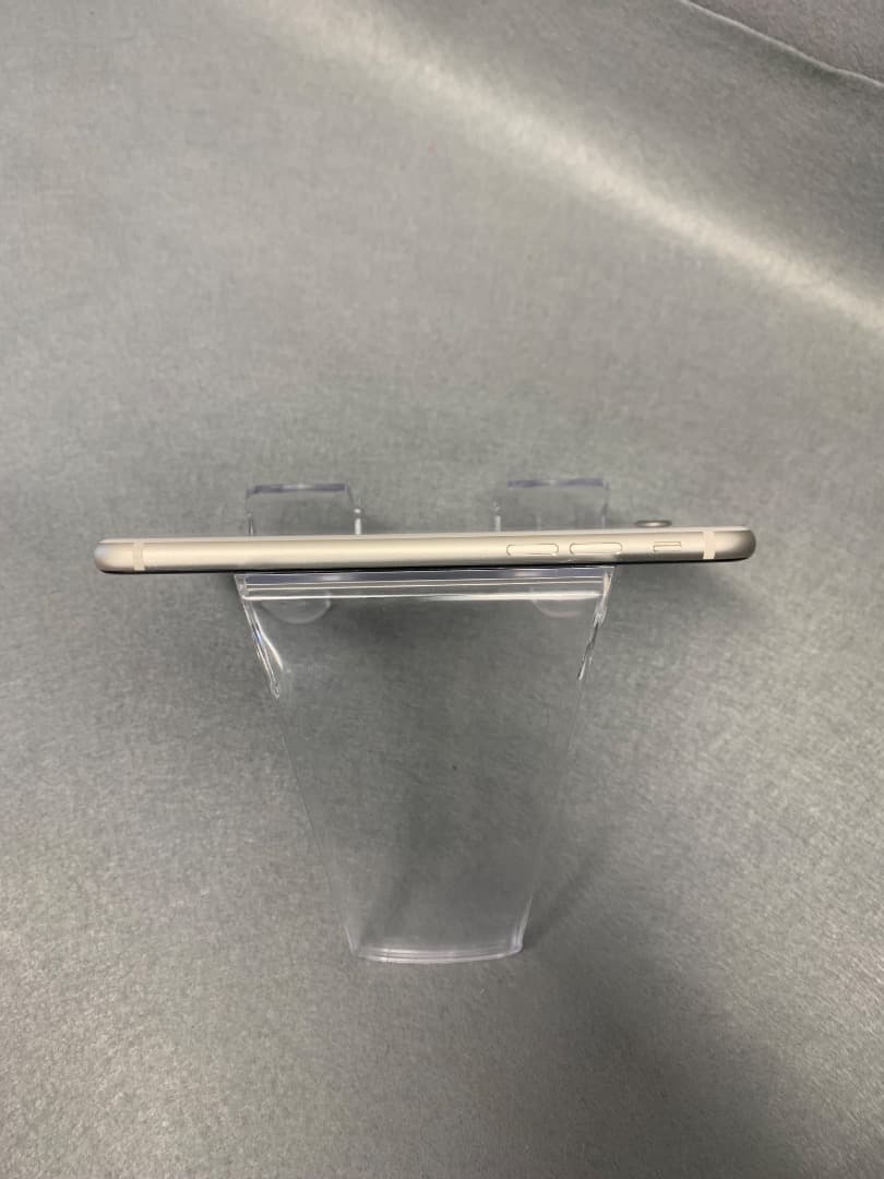 美品　国内版　SIMフリー　iPhone SE第三世代　64GB　スターライト色