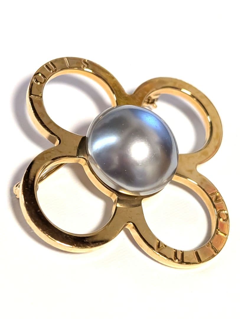 ルイヴィトン　 フラワー型パールブローチ