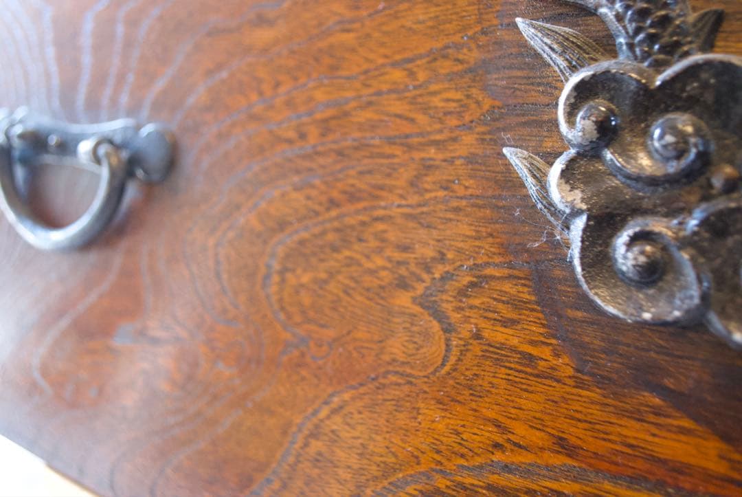 引き出されるのは、物だけではなく。 欅箪笥引き出し前板二枚のみ。リメイク素材。