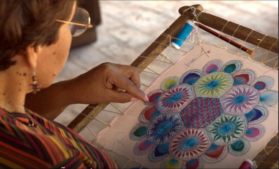 楕円形パラグアイ伝説織　ニャンドゥティレース　テーブルセンター　オバールドイリー