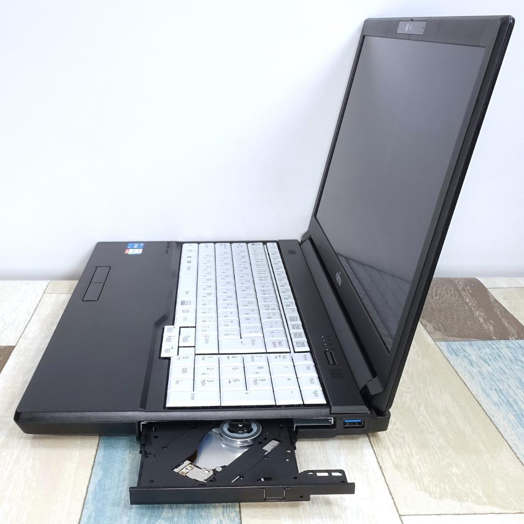 МＳオフィス付きで美品のほぼ現行モデル✨１２世代ｉ５に超高速ＳＳＤ＆大容量メモリ