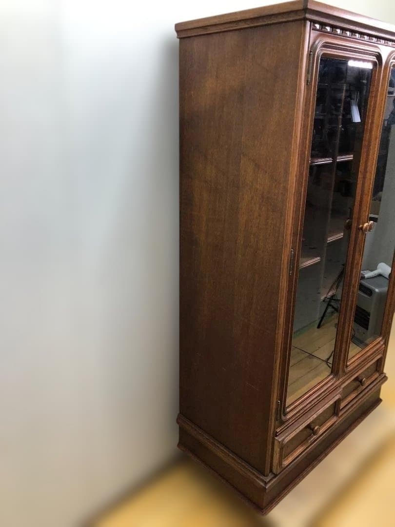 送料無料 高級家具 アンティーク調 木製ガラスキャビネット 飾り棚 251214