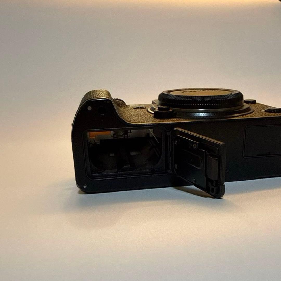 【極美品】FUJIFILM X-T4 ボディ [ブラック] ＋純正バッテリー2個