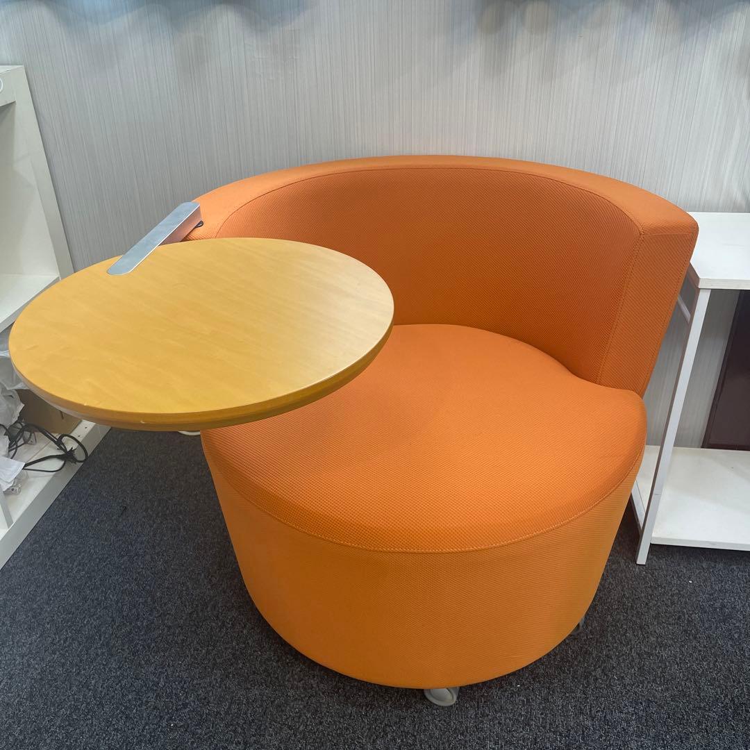 オカムラ　　ラウンジチェア　テーブル付き