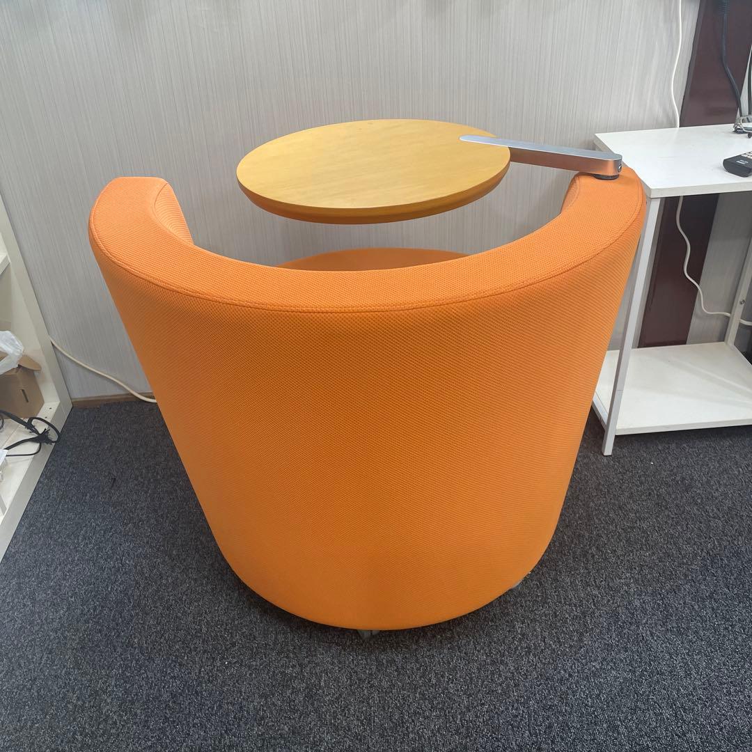 オカムラ　　ラウンジチェア　テーブル付き