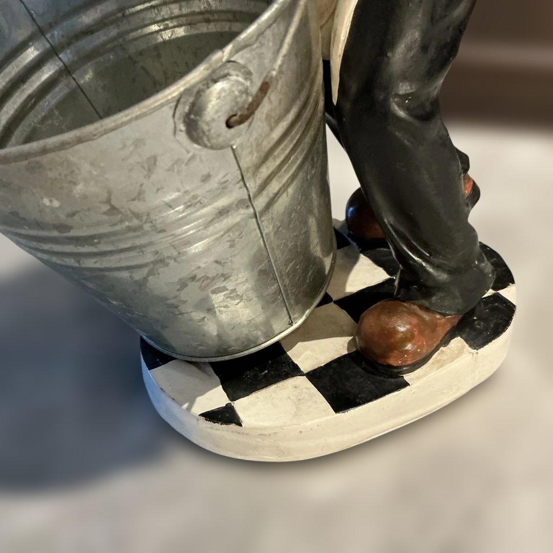 アンティーク　バケツを持つ男性の陶器フィギュア