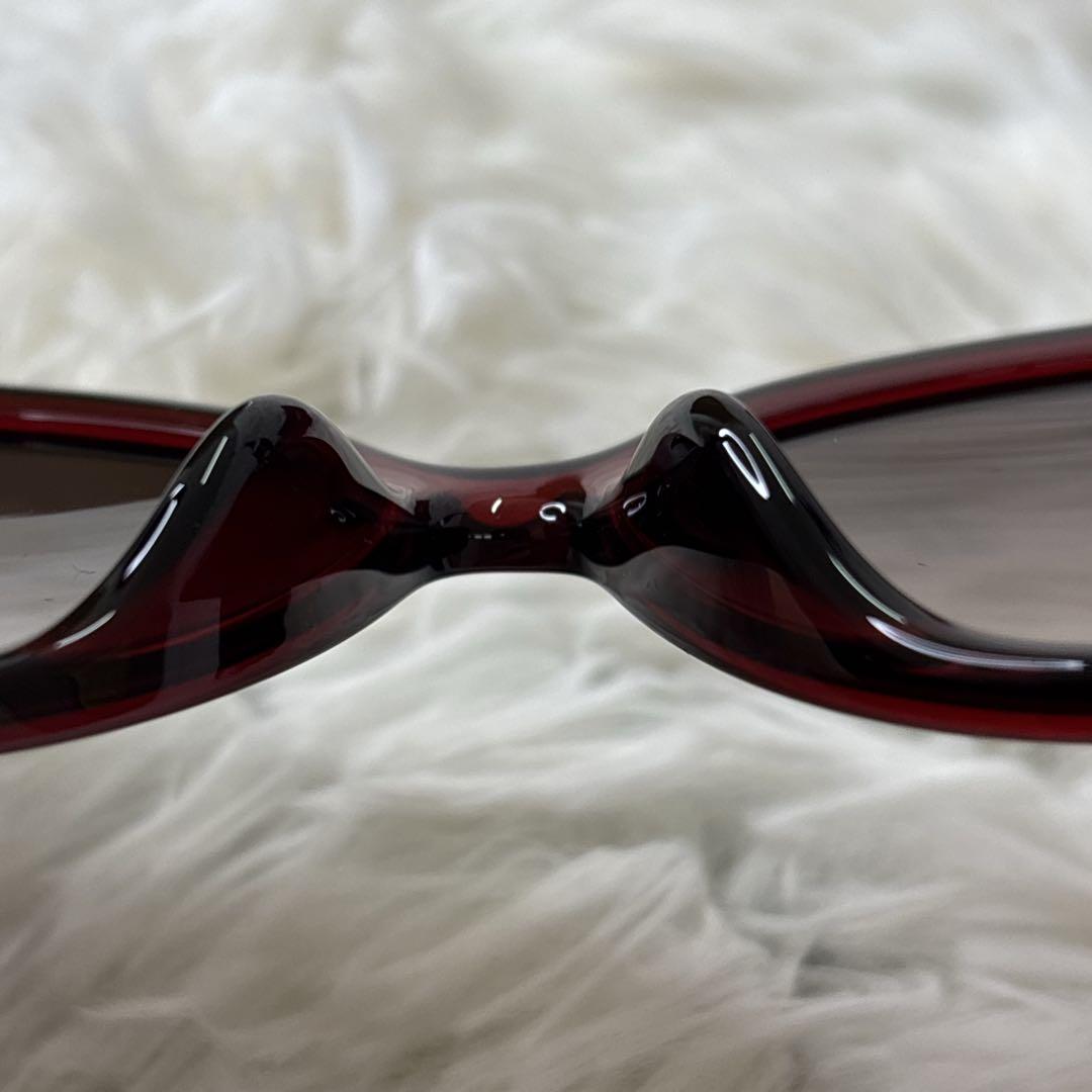 未使用品　Ferragamo レッド キャットアイ サングラス　レディース