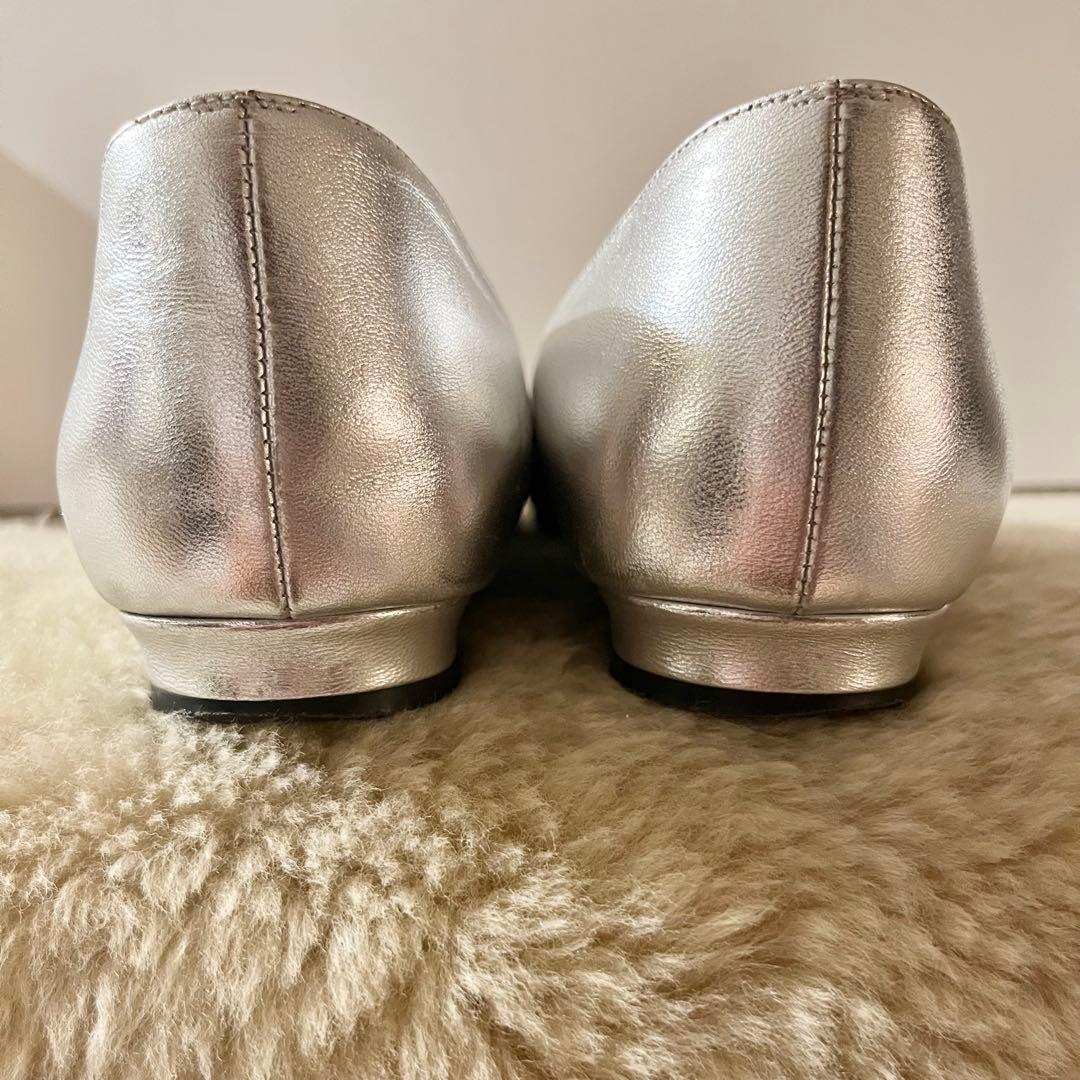 マノロブラニク シルバー フラットシューズ 38.5