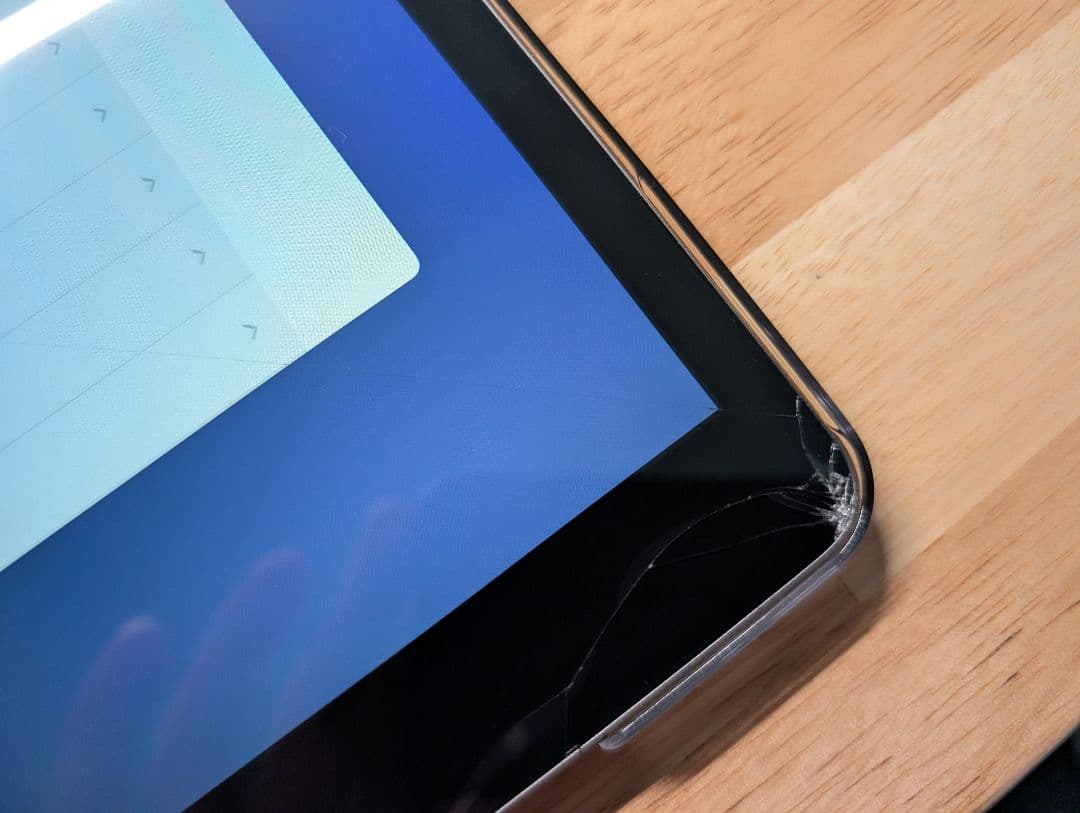 iPad 第8世代　セルラー　 画面にひびあり カバー付き