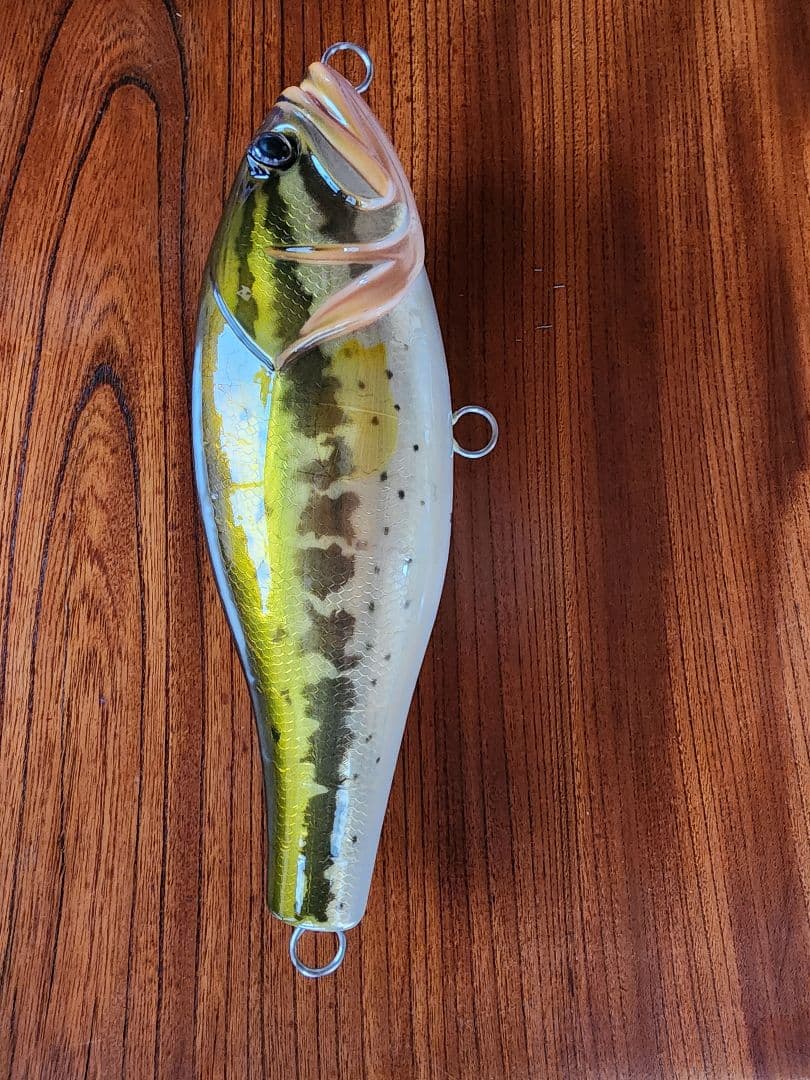 トップウォータープラグ 黒鱒ドデカバス ブラックバス置物、ブラックバスオブジェ