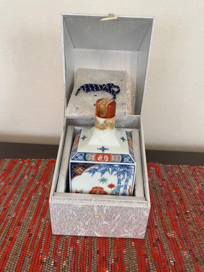 サントリー ボトルコレクション 染錦松竹梅寅文角型瓶 有田焼 空瓶