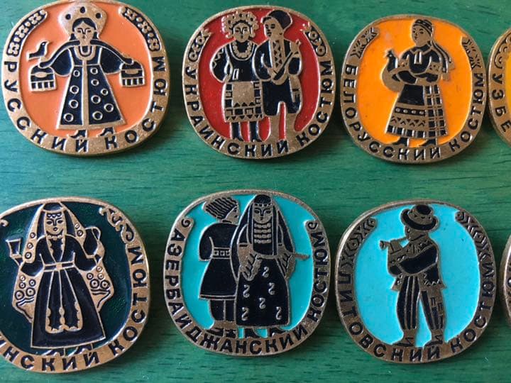 ソ連15共和国　民族衣装バッチ