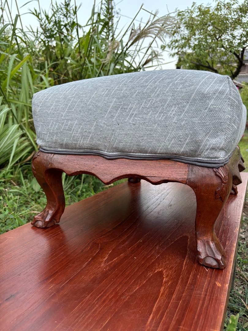 アンティーク　グレーのオットマン・スツール　カブリオールレッグ　クロウ&ボール