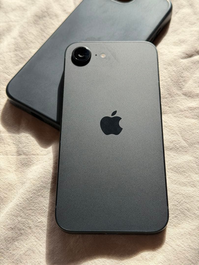 iPhone 16e 128GB SIM フリー + 純正シリコンケース