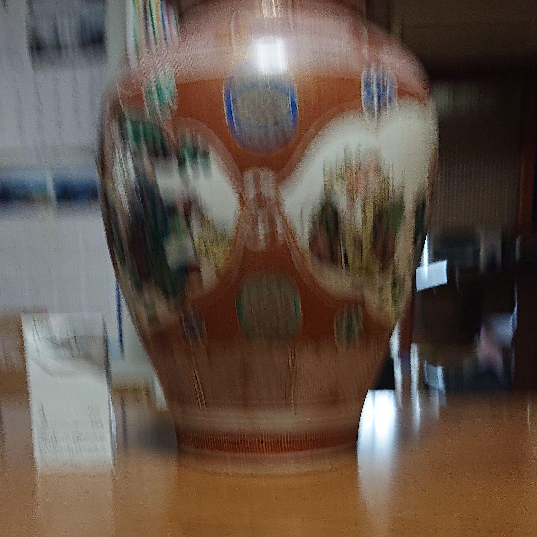 九谷焼のツボです、手の込んだ絵が特長です。