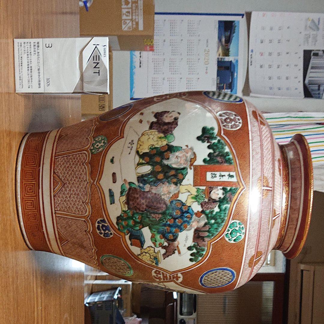 九谷焼のツボです、手の込んだ絵が特長です。