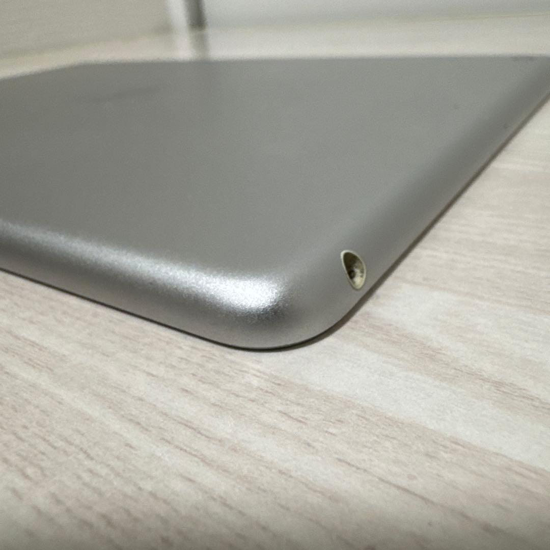 iPad 第5世代 Wi-Fiモデル 32GB シルバー