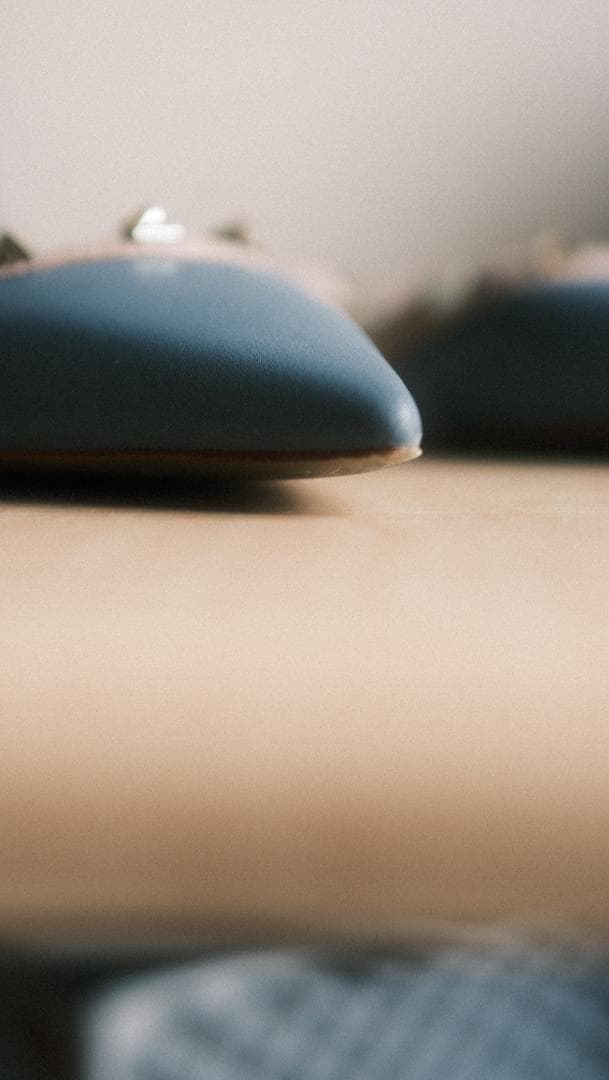 ヴァレンティノ ブ​​ルー/ベージュ レザー ロックスタッズ フラット ミュール