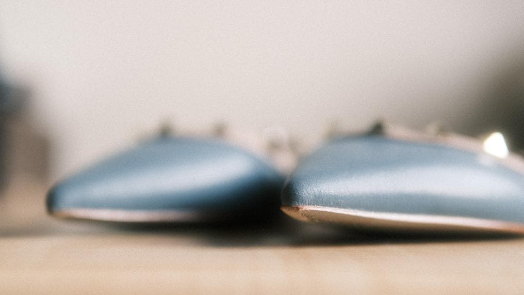 ヴァレンティノ ブ​​ルー/ベージュ レザー ロックスタッズ フラット ミュール