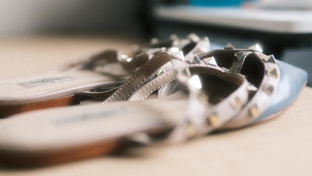 ヴァレンティノ ブ​​ルー/ベージュ レザー ロックスタッズ フラット ミュール