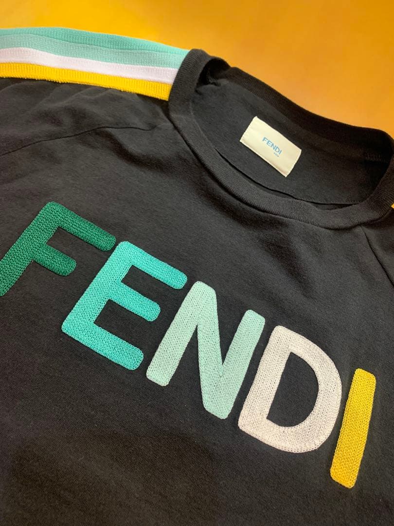 FENDI 黒 Tシャツ カラーストライプ付き
