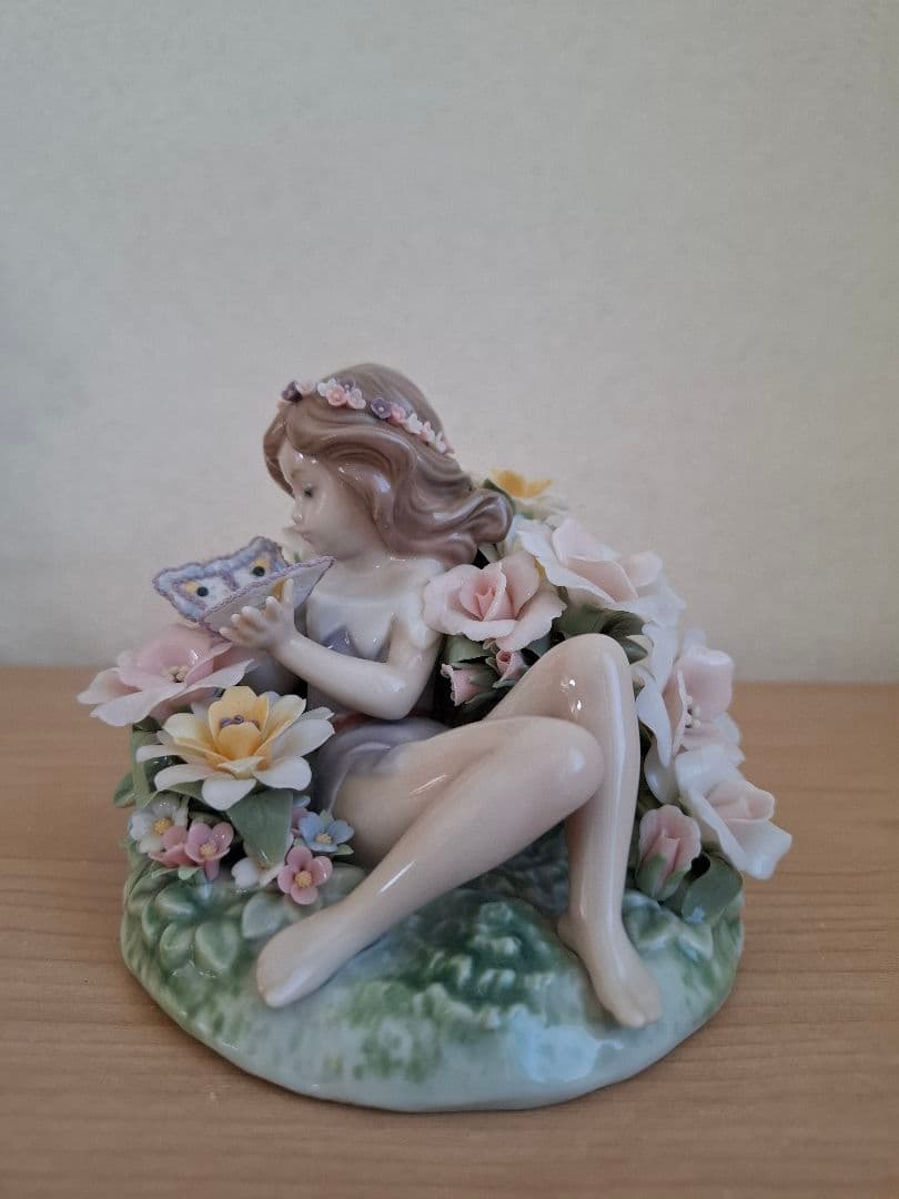 リヤドロ　蝶と戯れる小妖精　ガラスケース付属